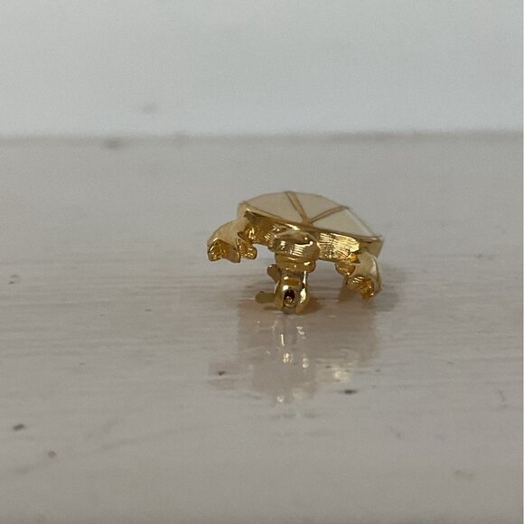 Vintage Gold Tone Turtle Brooch Pin With Cream Enamel Shell - Picture 6 of 6